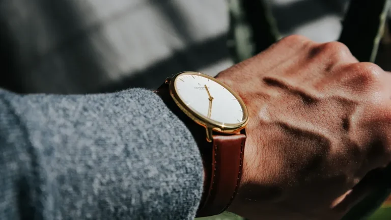 Smartwatches vs Traditional Watches: Features, Style & Functionality